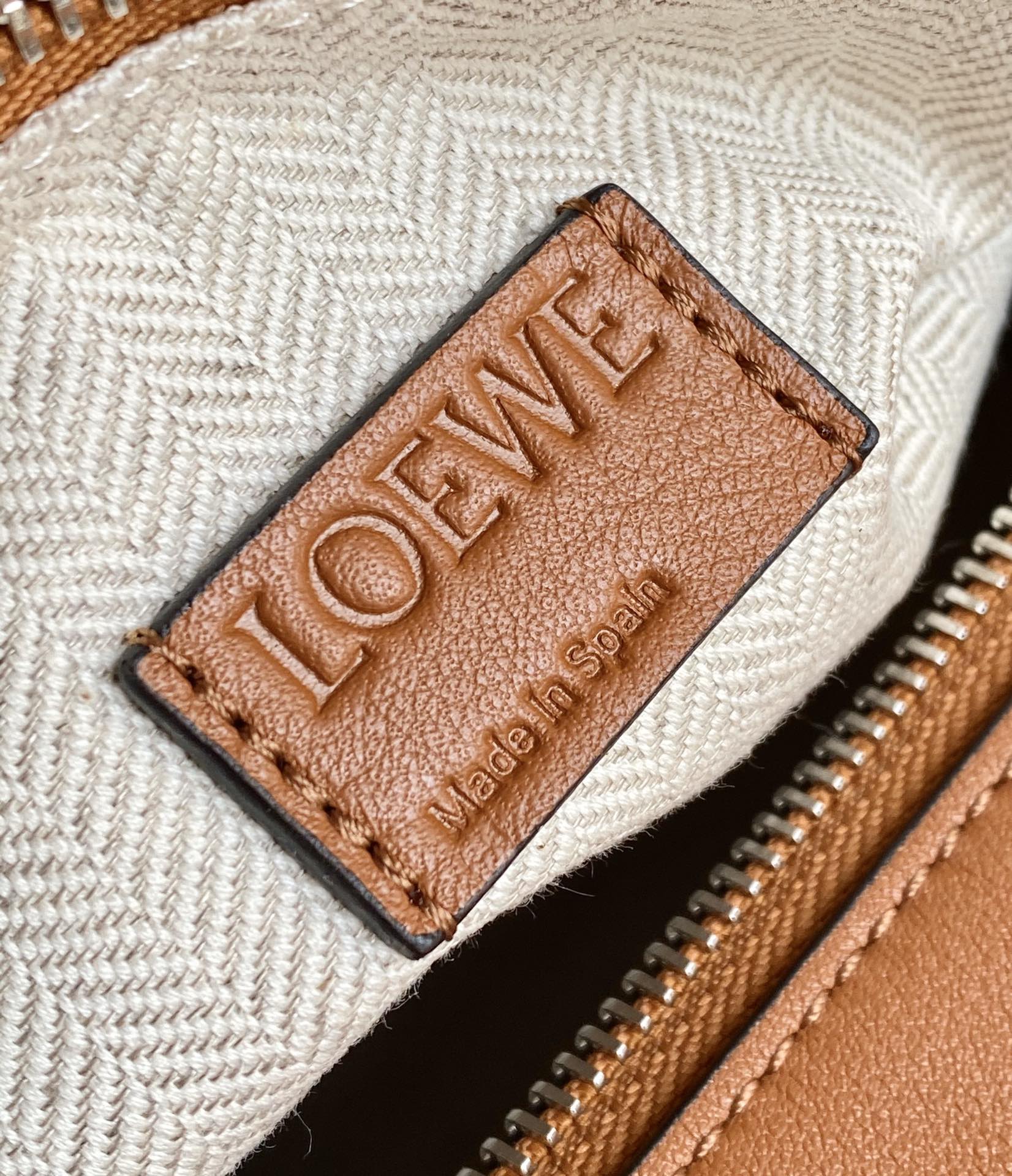 Loewe Large Puzzle Bag in Classic Calfskin Warm Desert